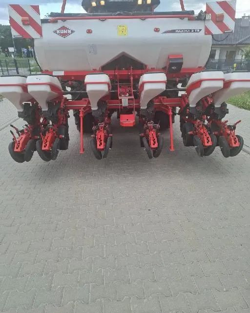 Kuhn Maxima 3 TS 2021 Rok , Stan Idealny - Szemenkénti vetőgép: 2 kép. Kuhn Maxima 3 TS 2021 Rok , Stan Idealny - Szemenkénti vetőgép: 2 kép.