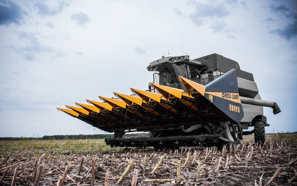 Oros SUN 876 8 rzędowy, Nowe Przystawki do zbioru słonecznika, - Napraforgó adapter: 1 kép. Oros SUN 876 8 rzędowy, Nowe Przystawki do zbioru słonecznika, - Napraforgó adapter: 1 kép.