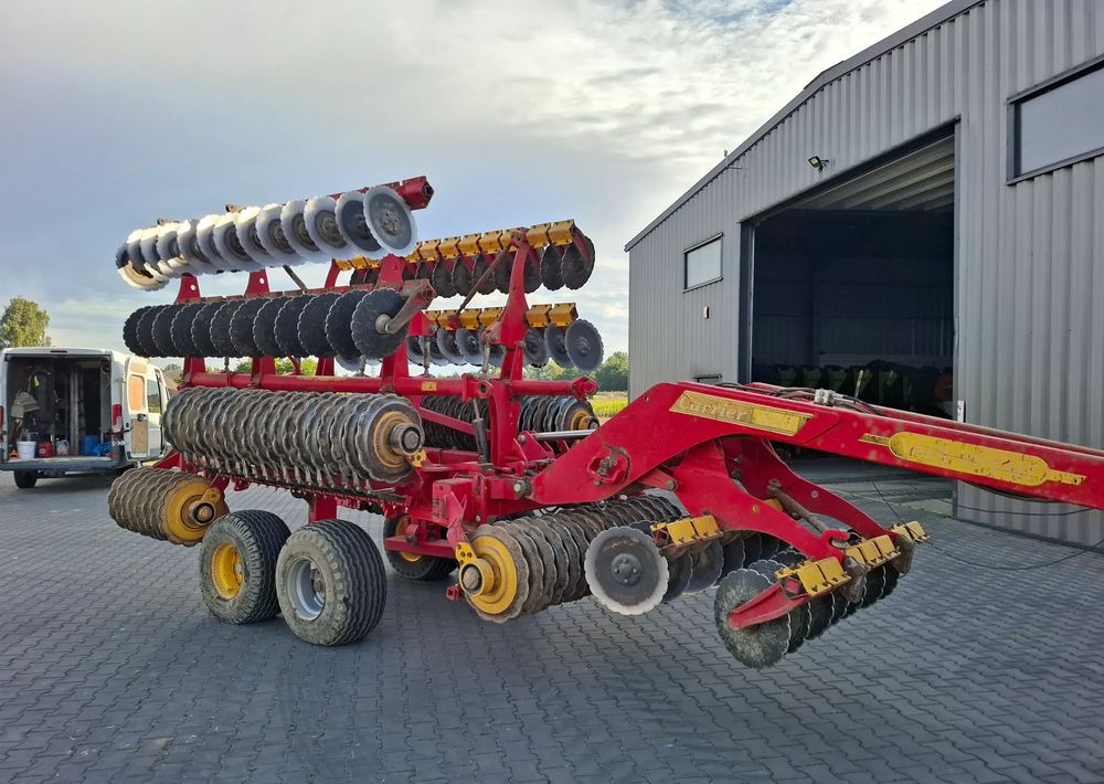 Väderstad Carrier 820 2011 rok , Nowe Talerze , Nie Malowany , Stan Bardzo Dobry - Talajművelő gep: 1 kép. Väderstad Carrier 820 2011 rok , Nowe Talerze , Nie Malowany , Stan Bardzo Dobry - Talajművelő gep: 1 kép.