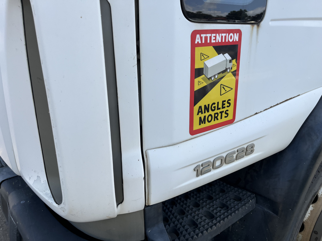 IVECO Eurocargo 120e28 - Dobozos felépítményű teherautó: 4 kép. IVECO Eurocargo 120e28 - Dobozos felépítményű teherautó: 4 kép.