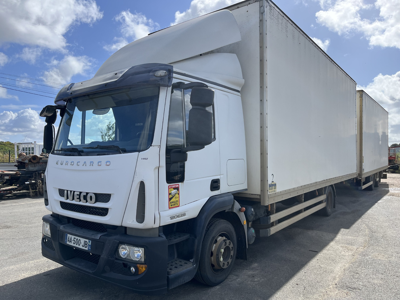 IVECO Eurocargo 120e28 - Dobozos felépítményű teherautó: 1 kép. IVECO Eurocargo 120e28 - Dobozos felépítményű teherautó: 1 kép.