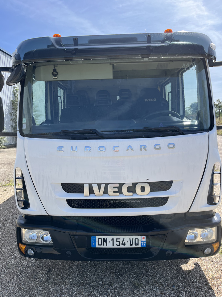 Iveco Eurocargo 100E22 caisse double cabine 7 places - Dobozos felépítményű teherautó: 2 kép. Iveco Eurocargo 100E22 caisse double cabine 7 places - Dobozos felépítményű teherautó: 2 kép.