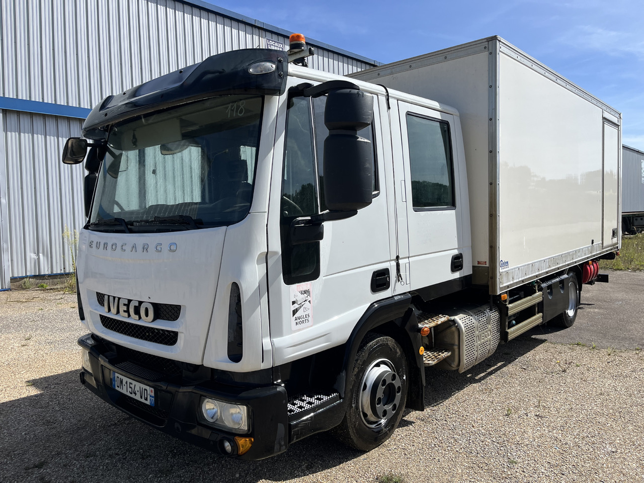 Iveco Eurocargo 100E22 caisse double cabine 7 places - Dobozos felépítményű teherautó: 1 kép. Iveco Eurocargo 100E22 caisse double cabine 7 places - Dobozos felépítményű teherautó: 1 kép.
