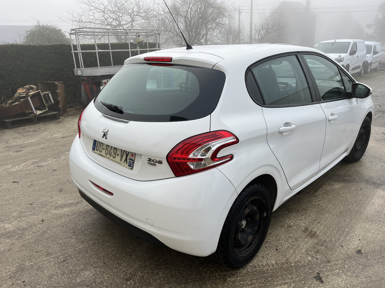 Peugeot 208 1L6 hdi 100cv 2 places motricité renforcée FAM - Kis furgon: 2 kép. Peugeot 208 1L6 hdi 100cv 2 places motricité renforcée FAM - Kis furgon: 2 kép.