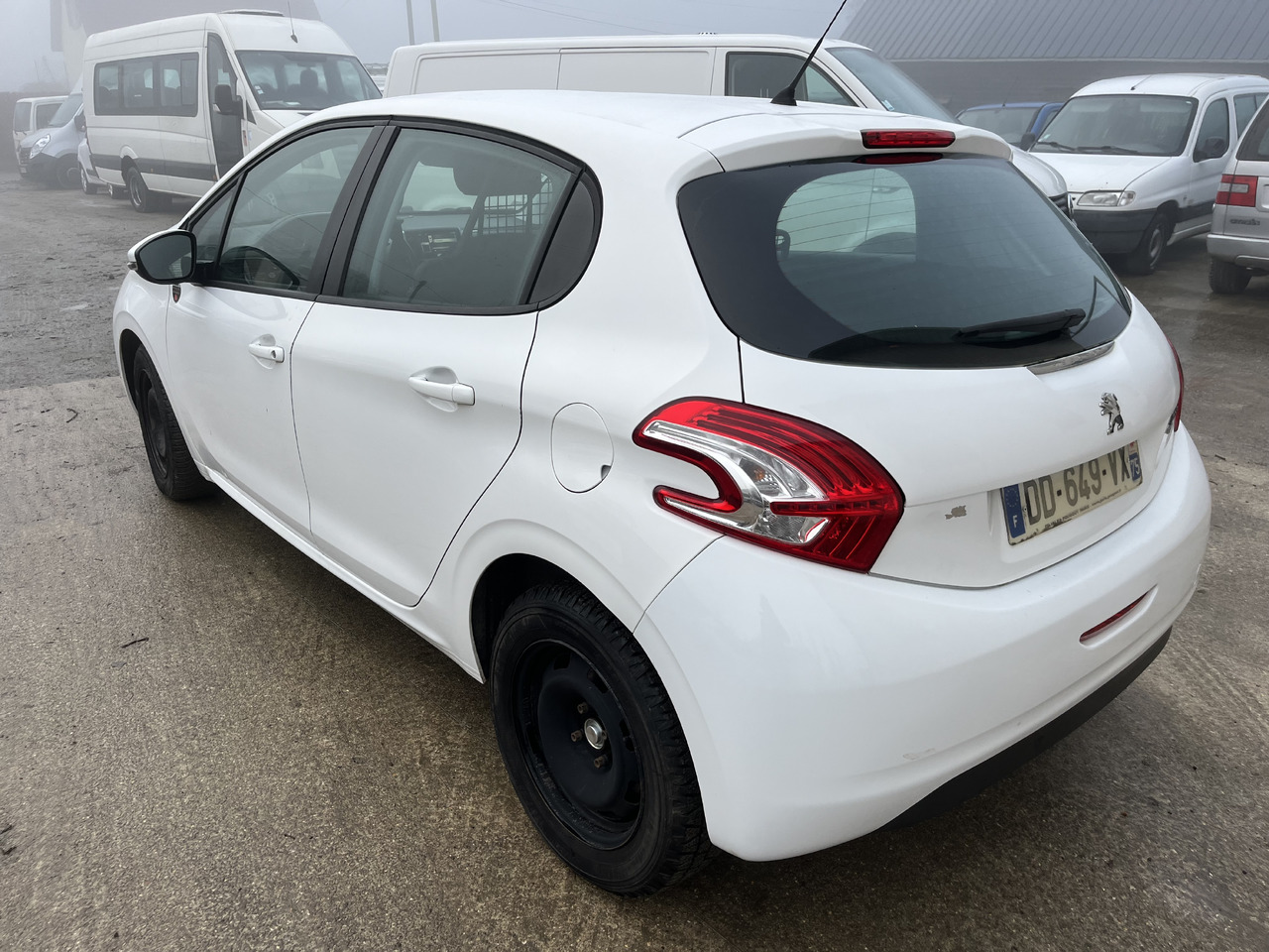 Peugeot 208 1L6 hdi 100cv 2 places motricité renforcée FAM - Kis furgon: 3 kép. Peugeot 208 1L6 hdi 100cv 2 places motricité renforcée FAM - Kis furgon: 3 kép.