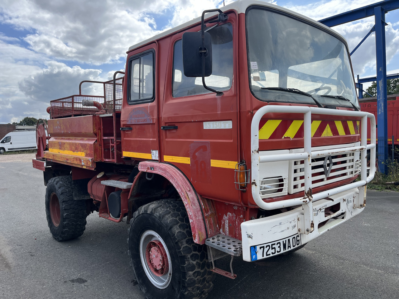 RENAULT 85-150 4x4 ccf citerne - Tűzoltóautó: 2 kép. RENAULT 85-150 4x4 ccf citerne - Tűzoltóautó: 2 kép.