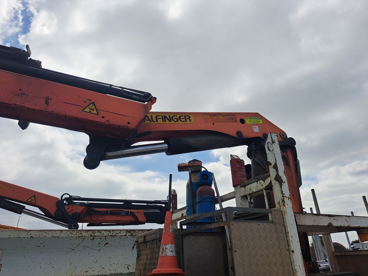 RENAULT Kerax 370dci 4x4 plateau grue Palfinger pk29002 - Platós teherautó, Darus autó: 2 kép. RENAULT Kerax 370dci 4x4 plateau grue Palfinger pk29002 - Platós teherautó, Darus autó: 2 kép.