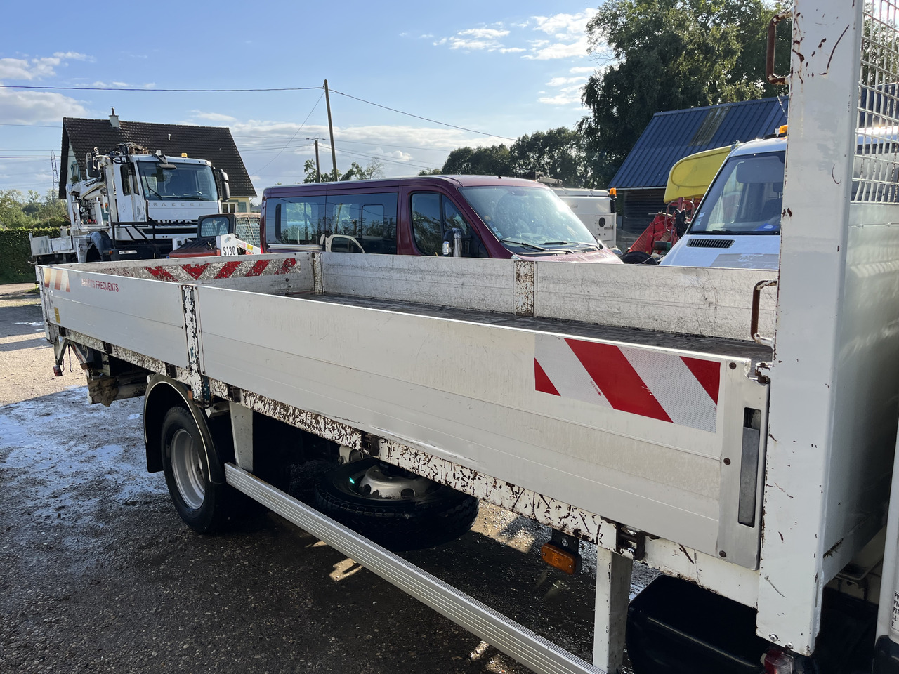Renault Mascott 2L8 dci 130cv plateau hayon - Platós teherautó: 5 kép. Renault Mascott 2L8 dci 130cv plateau hayon - Platós teherautó: 5 kép.