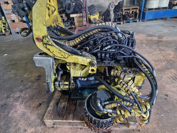 John Deere H 752 - Erdészeti fej: 2 kép. John Deere H 752 - Erdészeti fej: 2 kép.