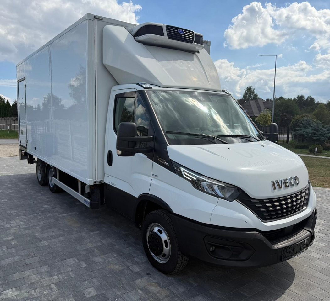 IVECO 40C18 BE COMBI – chłodnia z windą, kat. B+E, polift, 2019 rok - Hűtős kisteherautó: 3 kép. IVECO 40C18 BE COMBI – chłodnia z windą, kat. B+E, polift, 2019 rok - Hűtős kisteherautó: 3 kép.
