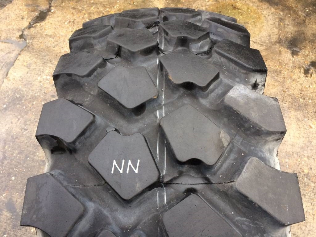 Michelin 16.00R20 XZL - USED NN 95% - Gumiabroncs - Teherautó: 2 kép. Michelin 16.00R20 XZL - USED NN 95% - Gumiabroncs - Teherautó: 2 kép.