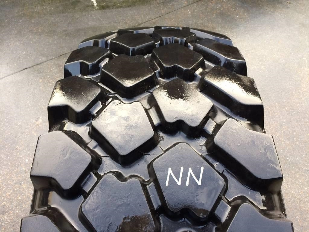 Michelin 395/85R20 XZL - USED NN 95% - Gumiabroncs - Teherautó: 2 kép. Michelin 395/85R20 XZL - USED NN 95% - Gumiabroncs - Teherautó: 2 kép.
