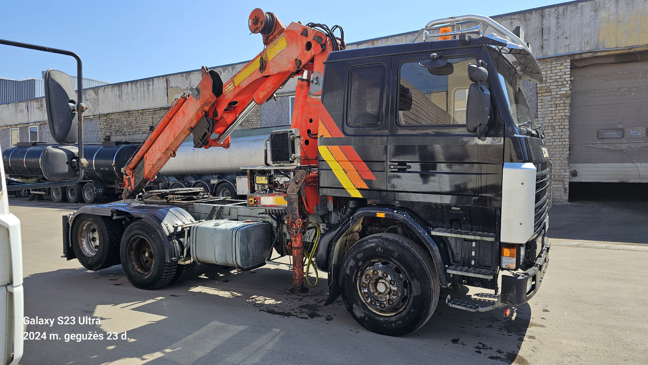 Scania 113.360 6x2 - Nyergesvontató: 4 kép. Scania 113.360 6x2 - Nyergesvontató: 4 kép.