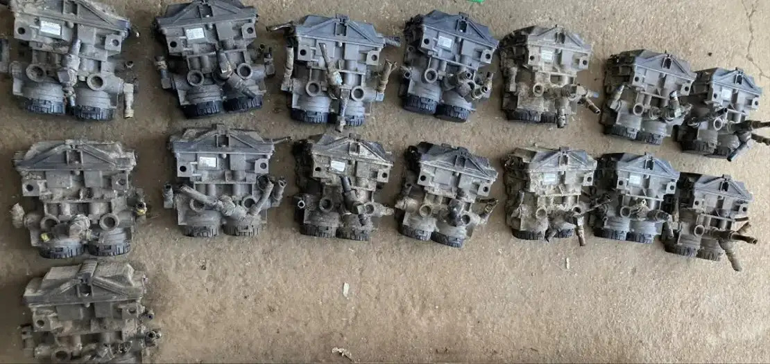 MAN Knorr Bremse 0486204017 Ventil EBS 81.52106.6014 Zweikanalmodul - Elektromos rendszer - Busz: 2 kép. MAN Knorr Bremse 0486204017 Ventil EBS 81.52106.6014 Zweikanalmodul - Elektromos rendszer - Busz: 2 kép.