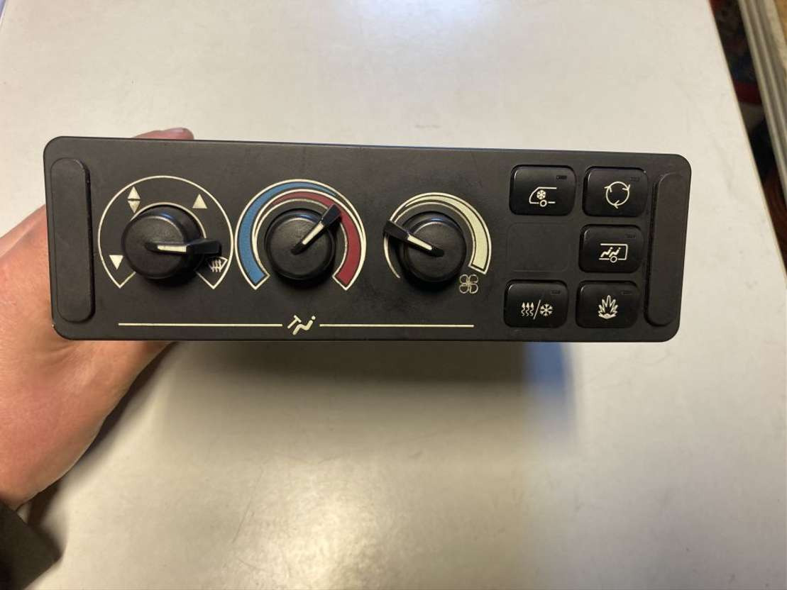 Wabco Wabco Klimabedienteil 4461950030 Citaro Mercedes 446 195 003 0 - Fülke és belső tér - Busz: 1 kép. Wabco Wabco Klimabedienteil 4461950030 Citaro Mercedes 446 195 003 0 - Fülke és belső tér - Busz: 1 kép.