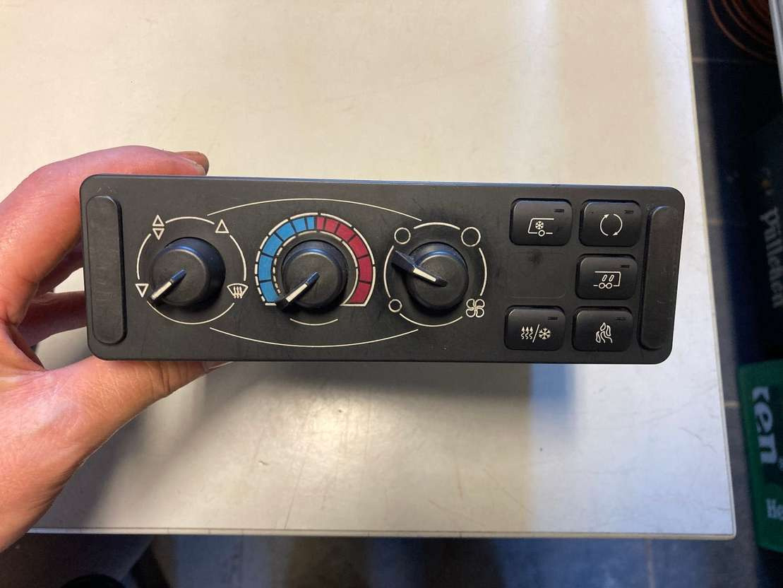 Wabco Wabco Klimabedienteil 4461950040 MAN Lions City 446 195 004 0 - Fülke és belső tér - Busz: 1 kép. Wabco Wabco Klimabedienteil 4461950040 MAN Lions City 446 195 004 0 - Fülke és belső tér - Busz: 1 kép.