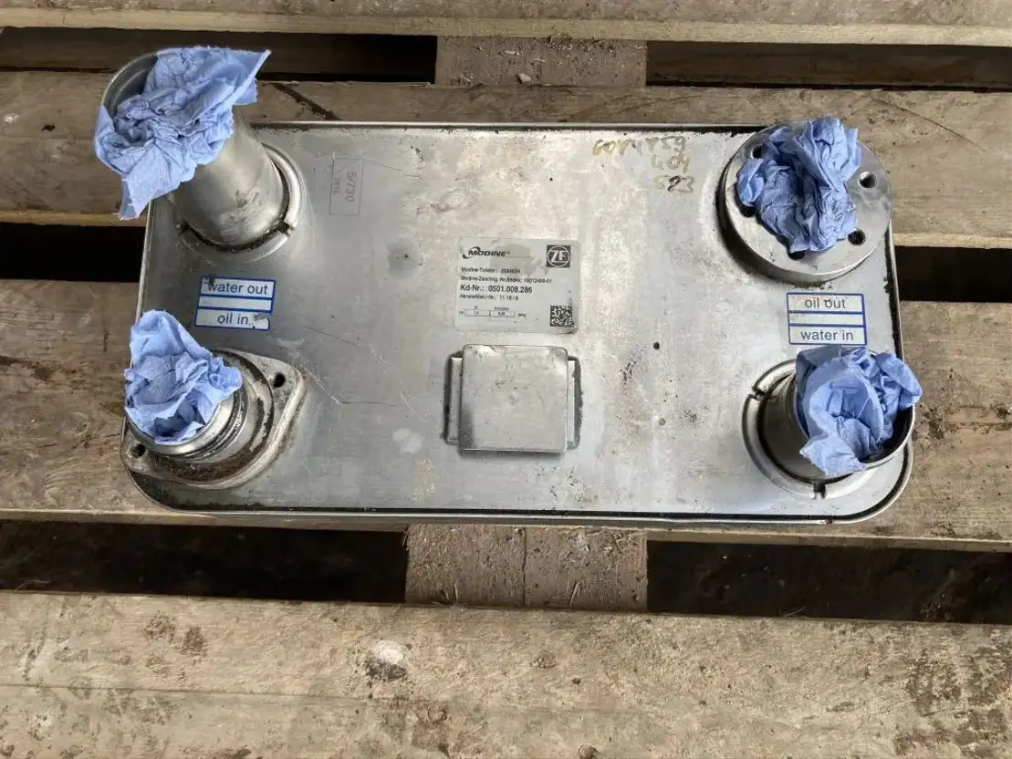 ZF ZF Ölkühler Wärmetauscher Getriebeölkühler Modine 0501.008.286 6084859 - Sebességváltó és alkatrészek - Busz: 1 kép. ZF ZF Ölkühler Wärmetauscher Getriebeölkühler Modine 0501.008.286 6084859 - Sebességváltó és alkatrészek - Busz: 1 kép.
