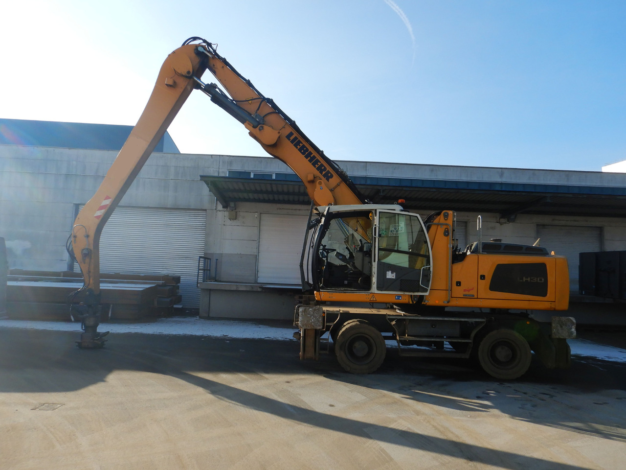 LIEBHERR LH 30 Industry - Hulladék kotró: 3 kép. LIEBHERR LH 30 Industry - Hulladék kotró: 3 kép.
