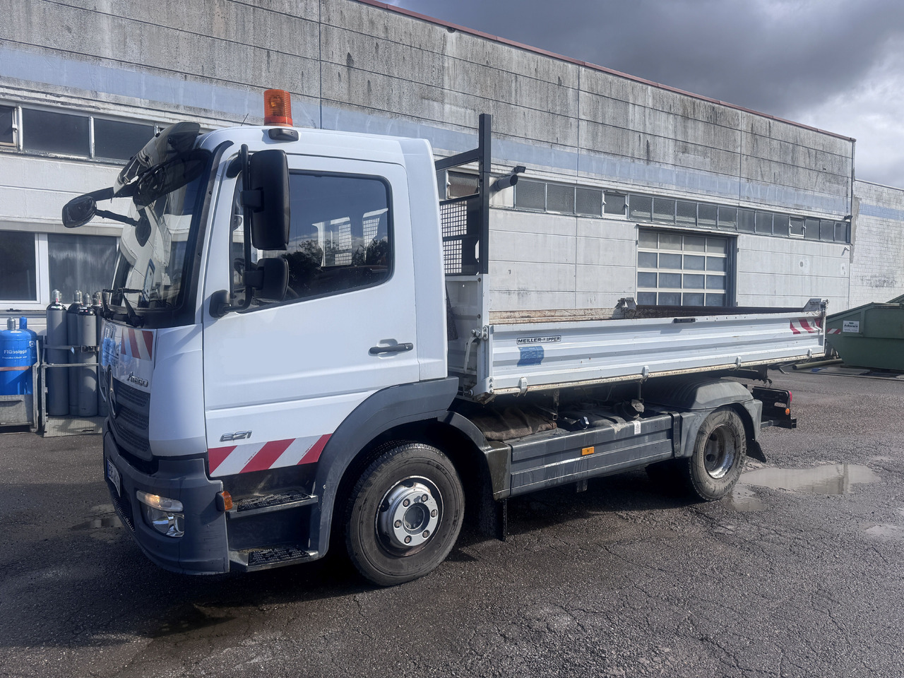 MERCEDES-BENZ Atego 821 - Billenőplatós teherautó: 2 kép. MERCEDES-BENZ Atego 821 - Billenőplatós teherautó: 2 kép.