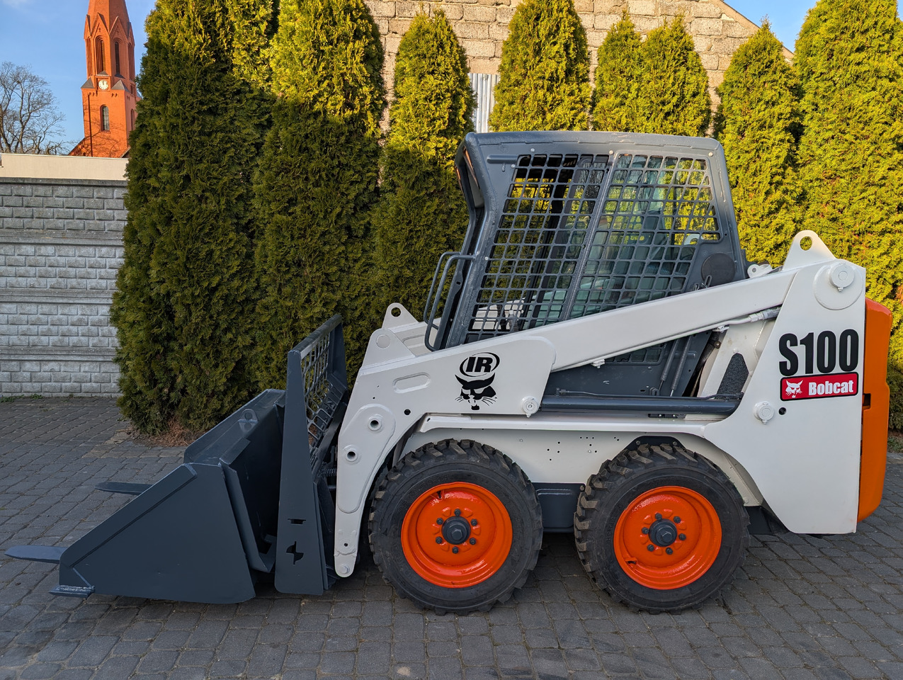 BOBCAT S100 - Mini homlokrakodó: 1 kép. BOBCAT S100 - Mini homlokrakodó: 1 kép.