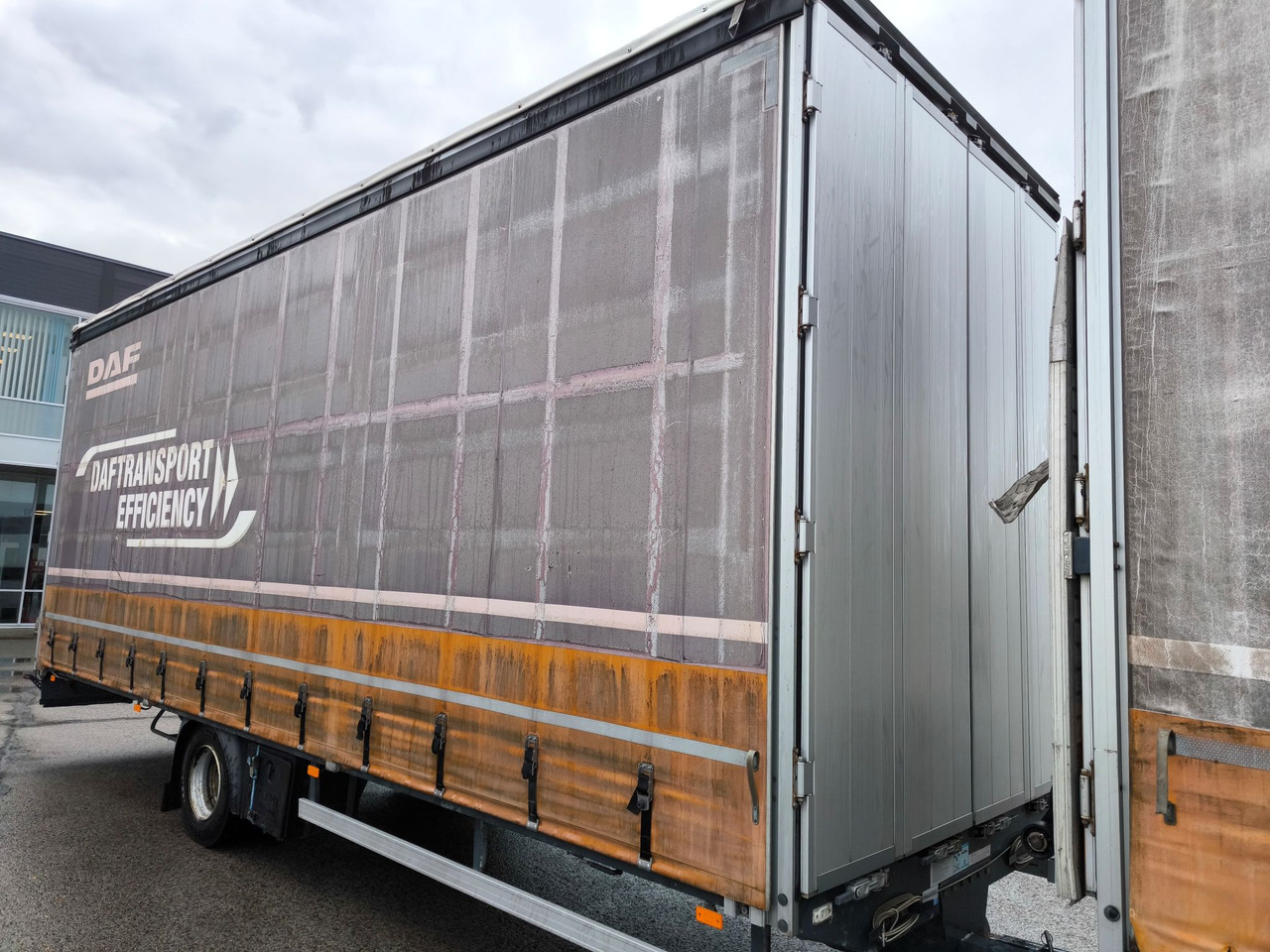 DAF LF 280 FA - Ponyvás teherautó: 5 kép. DAF LF 280 FA - Ponyvás teherautó: 5 kép.