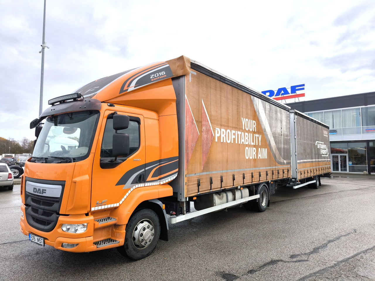 DAF LF 280 FA - Ponyvás teherautó: 1 kép. DAF LF 280 FA - Ponyvás teherautó: 1 kép.