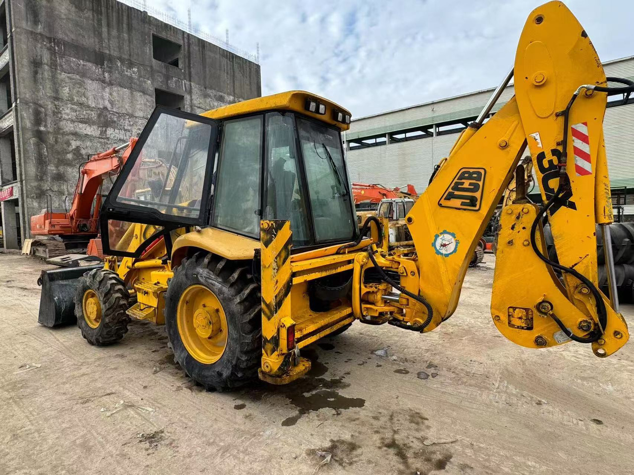 JCB 3CX - Kotrórakodó: 2 kép. JCB 3CX - Kotrórakodó: 2 kép.