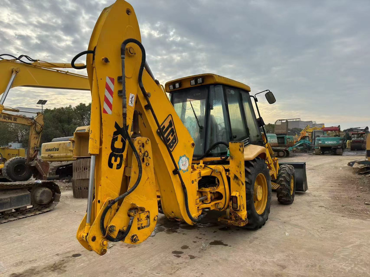 JCB 3CX - Kotrórakodó: 4 kép. JCB 3CX - Kotrórakodó: 4 kép.