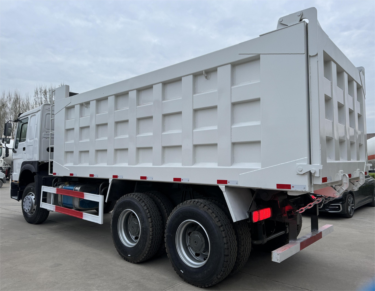 Sinotruk HOWO 371 dump truck tipper - Billenőplatós teherautó: 2 kép. Sinotruk HOWO 371 dump truck tipper - Billenőplatós teherautó: 2 kép.