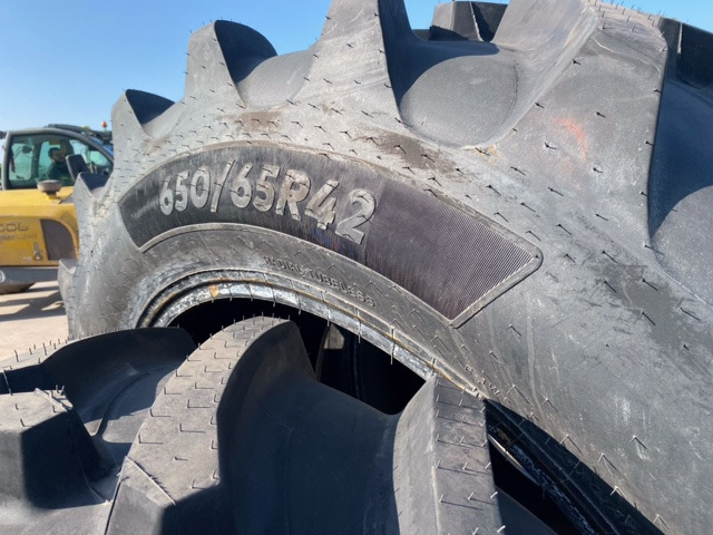 CEAT 650/65R42 - Gumiabroncs: 2 kép. CEAT 650/65R42 - Gumiabroncs: 2 kép.