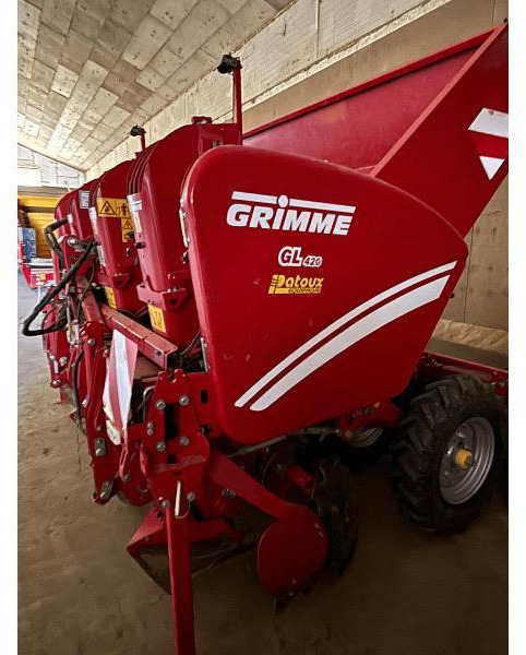 GRIMME GL420 - Burgonyaültető: 1 kép. GRIMME GL420 - Burgonyaültető: 1 kép.
