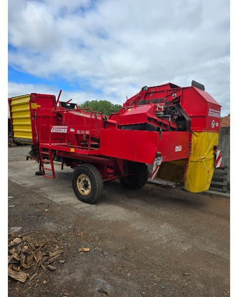 GRIMME SE 75/30 UB - Burgonyakombájn: 2 kép. GRIMME SE 75/30 UB - Burgonyakombájn: 2 kép.