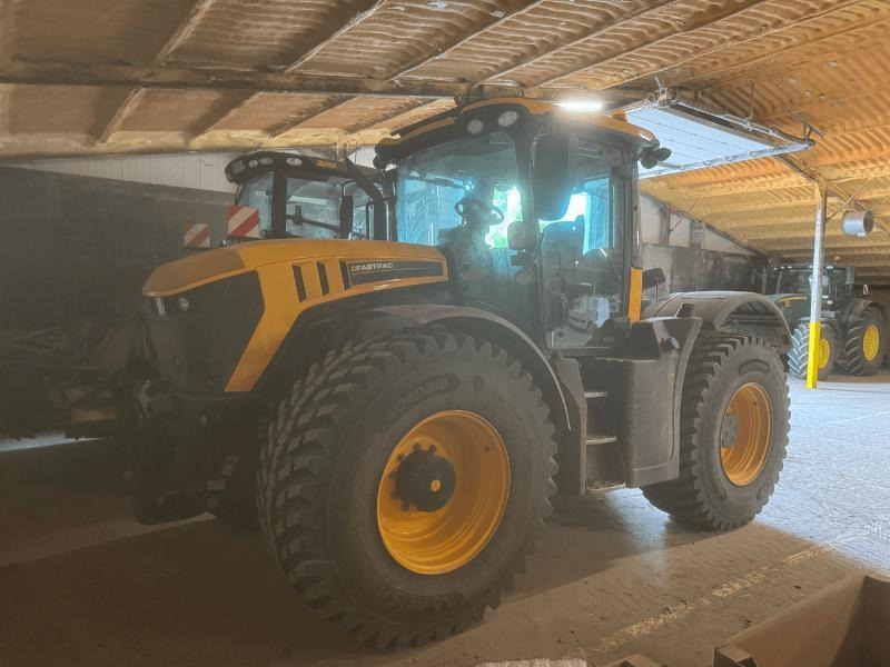 JCB FASTRAC 4220 - Traktor: 1 kép. JCB FASTRAC 4220 - Traktor: 1 kép.