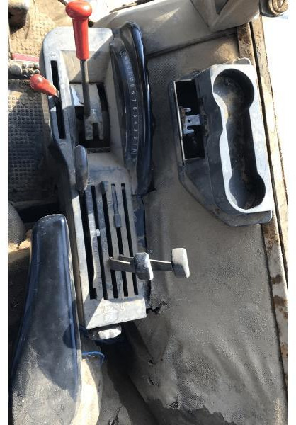 Traktor JOHN DEERE 4055: 6 kép.