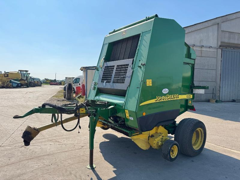 JOHN DEERE 592 - Bálázó: 1 kép. JOHN DEERE 592 - Bálázó: 1 kép.