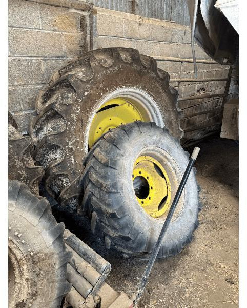 JOHN DEERE 6230 - Traktor: 3 kép. JOHN DEERE 6230 - Traktor: 3 kép.