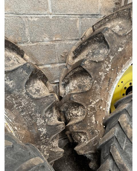JOHN DEERE 6230 - Traktor: 4 kép. JOHN DEERE 6230 - Traktor: 4 kép.