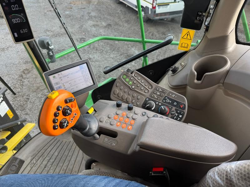 Önjáró szecskázógép JOHN DEERE 8400: 9 kép.