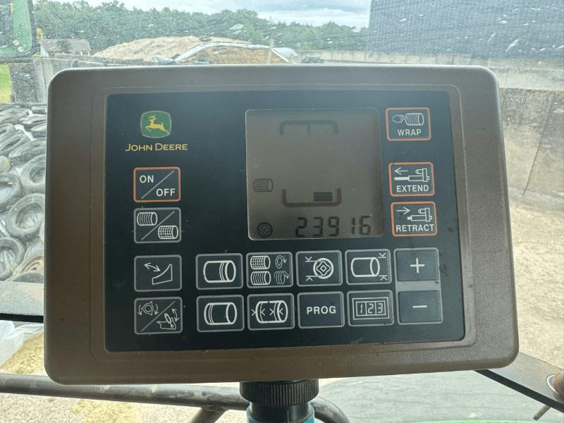 JOHN DEERE 864 - Bálázó: 4 kép. JOHN DEERE 864 - Bálázó: 4 kép.