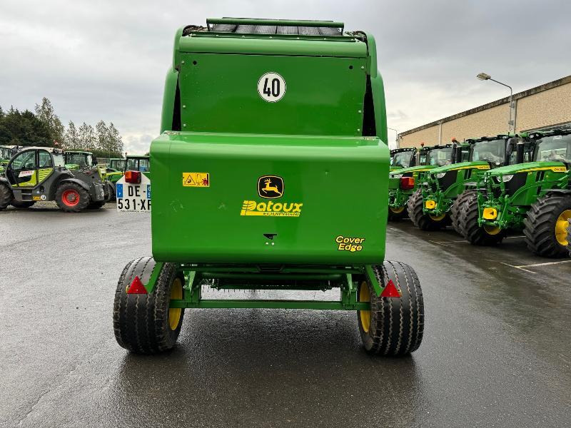 JOHN DEERE 864 - Bálázó: 3 kép. JOHN DEERE 864 - Bálázó: 3 kép.