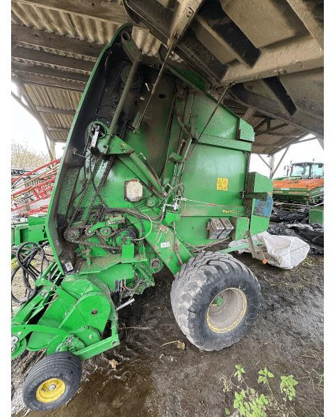 JOHN DEERE 864 MAXICUT - Bálázó: 4 kép. JOHN DEERE 864 MAXICUT - Bálázó: 4 kép.