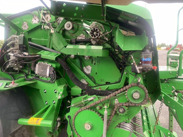 JOHN DEERE C441R - Bálacsomagoló: 3 kép. JOHN DEERE C441R - Bálacsomagoló: 3 kép.