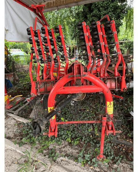 KUHN GA4521GM - Szénaforgató: 2 kép. KUHN GA4521GM - Szénaforgató: 2 kép.
