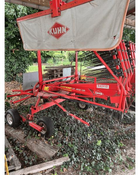 KUHN GA4521GM - Szénaforgató: 1 kép. KUHN GA4521GM - Szénaforgató: 1 kép.
