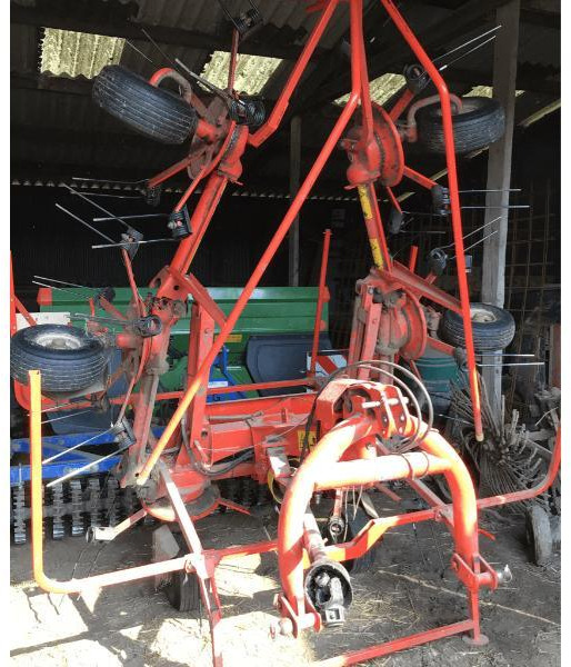 KUHN GF5801 - Szénaforgató: 1 kép. KUHN GF5801 - Szénaforgató: 1 kép.