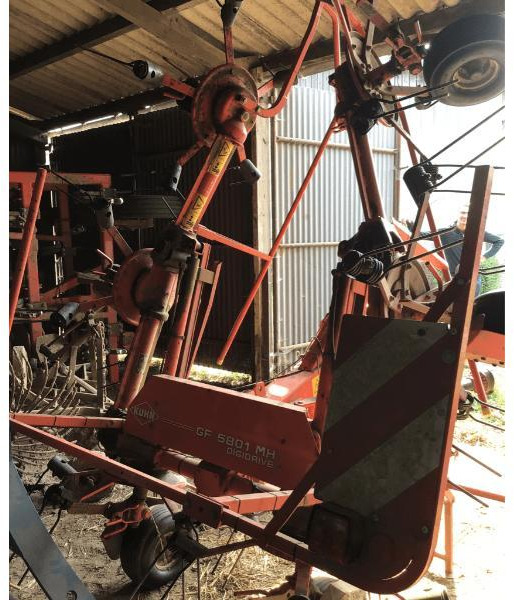 KUHN GF5801 - Szénaforgató: 2 kép. KUHN GF5801 - Szénaforgató: 2 kép.