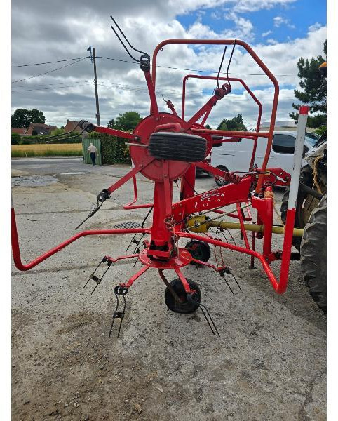 KVERNELAND 8046 - Szénaforgató: 2 kép. KVERNELAND 8046 - Szénaforgató: 2 kép.