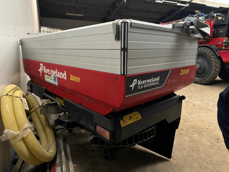 KVERNELAND TLX 3225 GEOSPRE - Műtrágyaszóró: 4 kép. KVERNELAND TLX 3225 GEOSPRE - Műtrágyaszóró: 4 kép.