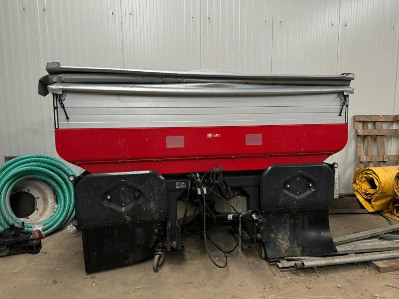 KVERNELAND TLX 3225 GEOSPRE - Műtrágyaszóró: 1 kép. KVERNELAND TLX 3225 GEOSPRE - Műtrágyaszóró: 1 kép.