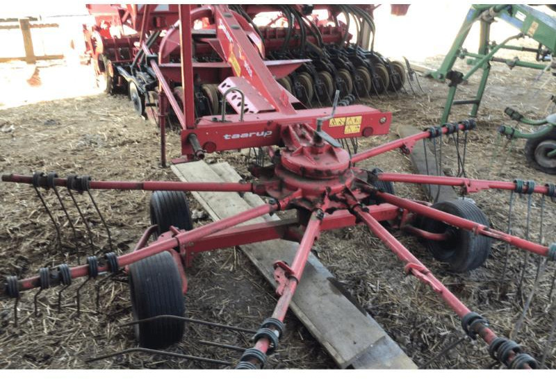 TAARUP 9035 - Szénaforgató: 5 kép. TAARUP 9035 - Szénaforgató: 5 kép.